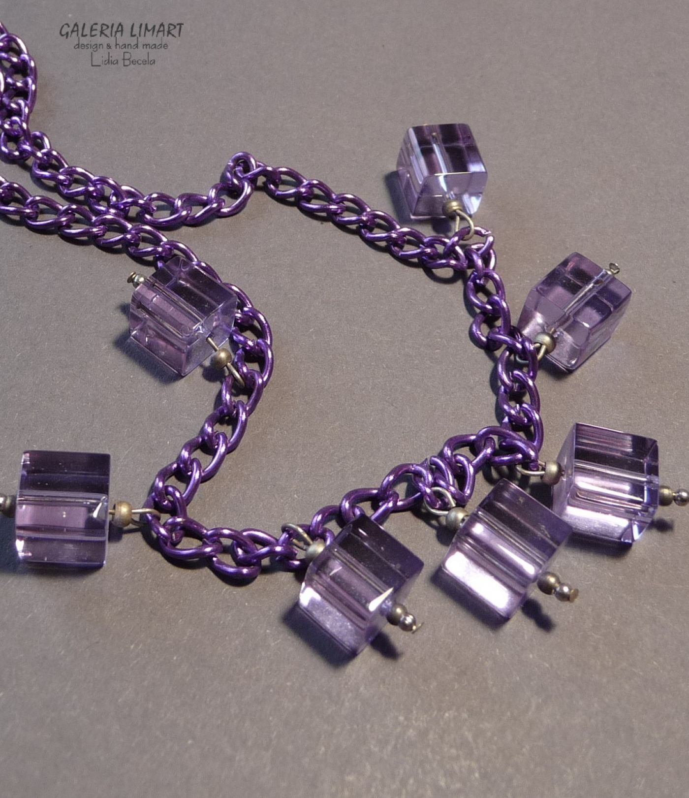 Prosty naszyjnik z 7 fioletowych kryształowych sześcianów zawieszonych na fioletowym łańcuchu, miły i efektowny naszyjnik w stylu BOHO